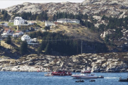 Los equipos de rescate trabajan en la zona donde ha caído el helicóptero.-AP / MARIT HOMMEDAL