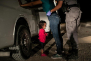 Yana, de Honduras, llora mientras su madre, Sanda Sánchez, es registrada por un agente fronterizo en McAllen, Texas, Estados Unidos.-JOHN MOORE (GETTY IMAGES)