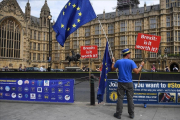 Protesta contra el brexit ante el Parlamento en Londres, este jueves.-EL PERIÓDICO