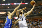 Marc Gasol lanza un gancho ante Andrew Bogut.-Foto: AFP / ANDY LYONS