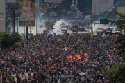 Venezolanos participan en una manifestación en Caracas, ayer.-EFE