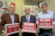El socio de Honor de la asociación, Antonio Piedra, el secretario, José Luis Ingelmo y el presidente Policarpo Sánchez.-ICAL