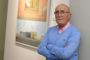 El pintor burgalés José Luis Galán, ayer, durante la inauguración de su muestra ‘Miradas e Impresiones’, en el Consulado del Mar.-ISRAEL L. MURILLO