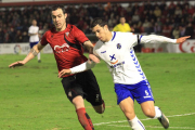 UrkoVera pugna por el esférico junto a un jugador del CD Tenerife.-ALFONSO G. MARDONES