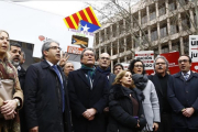 La comitiva de apoyo a Homs, este lunes en Madrid.-AGUSTÍN CATALÁN