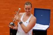 La checa Petra Kvitova posa con el trofeo del Mutua Madrid Open.-Foto:   AP / DANIEL OCHOA DE OLZA