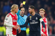Sergio Ramos (d) recibe la amarilla durante el partido contra el Ajax.-X00227