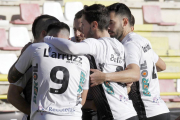 Los jugadores del Burgos CF celebran el gol que marcó Adrián Hernández ante el Arenas de Getxo.-SANTI OTERO