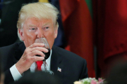El presidente de Estados Unidos, Donald Trump, bebe de su copa durante una cena en la ONU.-CARLOS BARRIA (REUTERS)