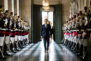 El presidente francés, Emmanuel Macron, camina por la Galería de los Bustos del Palacio de Versalles, en julio pasado.-/ ETIENNE LAURENT / AFP