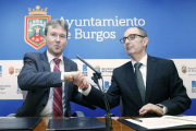 Javier Lacalle y Pedro Pisonero, ayer, tras la firma del convenio para propiciar ayudas a las pequeñas empresas de Burgos.-RAÚL G. OCHOA