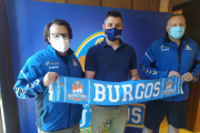 Fran Hernández y Alberto Codeso posan con la bufanda del San Pablo junto al director deportivo, Albano Martínez. / SPB