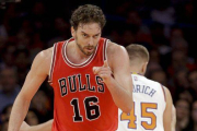 Pau Gasol, en su estreno oficial con los Bulls, tras anotar una canasta contra los Knicks.-Foto: AP / FRANK FRANKLIN