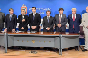 De la Rosa, en el centro, acompañado de diversos representates de entidades públicas y privadas durante la presentación del foro.-ICAL