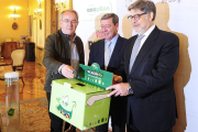 Carretón (i), Pérez (c) y Rico (d) posan con uno de los modelos de contenedores usados para la recogida de pilas.-I. L.M.