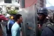 Un joven reta a la policía chavista: "¿Me vas a matar porque tengo hambre?".-