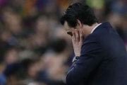 Unai Emery se lamenta al finalizar el partido.-AP / MANU FERNÁNDEZ
