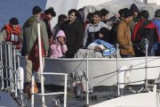 Refugiados llegan al puerto de Dikili, en Esmirna (Turquía), este miércoles.-EFE / TOLGA BOZOGLU