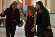 Elsa Artadi (JxCat), entre Carles Riera (CUP) y Laura Borràs (JxCat), en los pasillos del Parlament-TONI ALBIR (EFE)