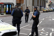 Agentes de policía, en las inmediaciones del Museo de Historia Nacional de Londres.-REUTERS / PETER NICHOLLS