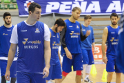 Paul Zipser completa un entrenamiento con el San Pablo Burgos.-ISRAEL L. MURILLO