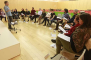 Rubén Abella se dirige a los asistentes al curso orquestado por la Escuela de Escritores y celebrado en el Museo de la Evolución Humana.-Raúl Ochoa