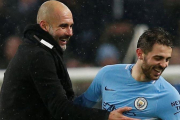 Guardiola felicita a Bernardo Silva, autor del gol del City ante el Chelsea.-REUTERS / ANDREW YATES