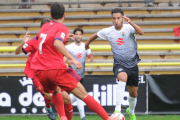 Youssef conduce un balón en un choque liguero disputado en El Plantío-Israel L. Murillo