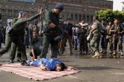 Un policía abre fuego contra Hussein al-Sakit, de 22 años, en una plaza de la capital de Yemen, el 14 de agosto.-EFE / YAHYA ARHAB