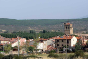 Vista general de Salas de los Infantes, al abrigo de la Sierra de la Demanda. Por encima de las viviendas se erige majestuosa la iglesia de Santa Cecilia.-ECB