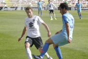 Jagoba Beobide presiona a un rival en el choque ante el Atlético B.-SANTI OTERO