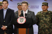 Santos (centro) anuncia la muerte de 26 guerrilleros en el oeste del país, este viernes.-Foto: AP / FERNANDO VERGARA