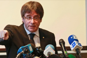 Carles Puigdemont, en una rueda de prensa-OLIVIER HOSLET (EFE)