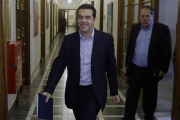 Tsipras, a su llegada al Parlamento griego para una reunión interna de Syriza, este martes en Atenas.-Foto:   AP / THANASSIS STAVRAKIS