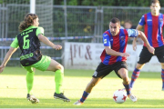 Asier Goti se deshace de un rival en el choque ante el Izarra.-MUNDODEPORTIVO/JUAN ECHEVERRIA