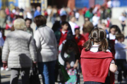 Un grupo de padres y niños,ayer a la salida del colegio de La Salle.-R. OCHOA