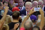Trump saluda a sus partidarios en Wilmington (Carolina del Norte), el pasado martes.-AFP / SARA D. DAVIS