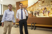 De la Rosa, acompañado del presidente de la Asociación de Amigos del Camino de Santiago de Burgos, Jesús Aguirre, durante su visita al albergue.-SANTI OTERO