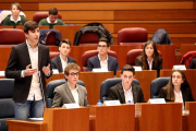 Los ganadores del Instituto Cardenal López de Mendoza de Burgos en la categoría de Bachillerato durante el debate en las Cortes regionales.-ICAL