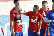 Villa e Iniesta, con Asensio y Deulofeu detrás, durante el primer entrenamiento de la selección.-JUAN CARLOS HIIDALGO / EFE