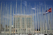 Vista de la embajada de EEUU en la capital de Cuba antes de la ceremonia de izada de la bandera estadounidense de este viernes.-EFE / ALEJANDRO ERNESTO