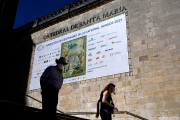 Se colocaron las letras de Catedral de Santa María y un aparatoso cartel en el costado de la escalinata de la Puerta del Sarmental. TOMÁS ALONSO