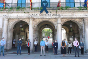 Ediles de la Corporación municipal en la fachada del Ayuntamiento durante el minuto de silencio. / RAÚL G. OCHOA