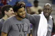 Garnett, en una imagen de la pasada temporada, con la nueva estrella de Minnesota, Towns-RICH PEDRONCELLI / AP
