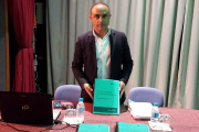 El concejal de Hacienda, Emilio Berzosa, presentó ayer el borrador de presupuestos del equipo de Gobierno.-L.V.