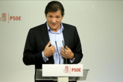 El presidente de la gestora, Javier Fernández, el pasado 20 de febrero en la sede del PSOE.-JOSÉ LUIS ROCA