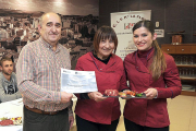 Las carniceras de Arce Carne posan con el presidente de Grecabur.-ISRAEL L. MURILLO