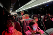 En el autobús hay muchos niños