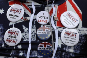Símbolos a favor del brexit en la ropa de un manifestante a las puertas del Parlamento británico.-KIRSTY WIGGLESWORTH (AP)