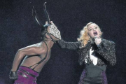 Madonna, durante su actuación en los Brit Awards, en el O2 Arena de Londres, la semana pasada.-Foto:   REUTERS / TOBY MELVILLE
